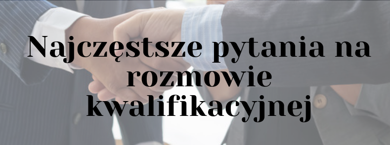 Na pierwszym planie widoczny jest tytuł artykułu "Najczęstsze pytania na rozmowie kwalifikacyjnej". W tle widać uścisk dłoni dwóch elegancko ubranych mężczyzn 